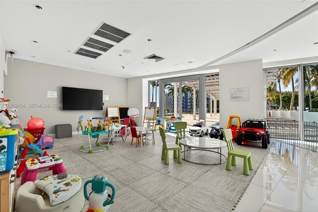 Building Photo - 601 NE 36th St