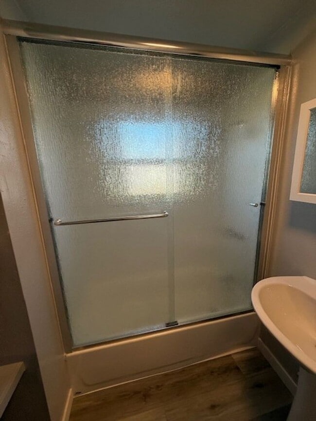 Building Photo - Beautifully Renovated 2-Bedroom Home – Mod...