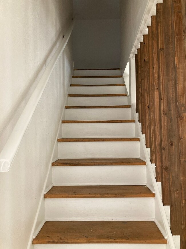 Building Photo - *READY FOR MOVE IN* Victorian Home In Reno