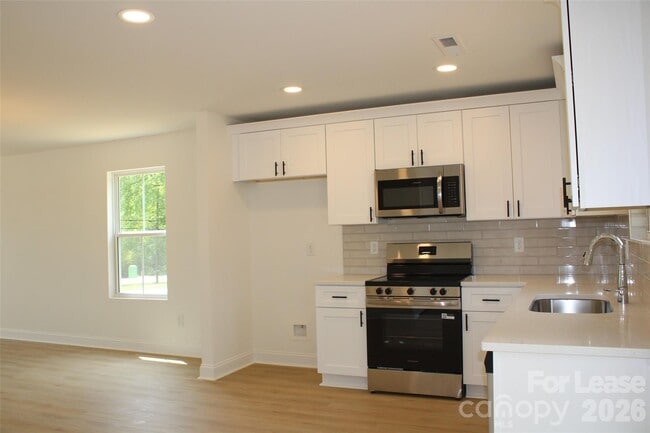 Building Photo - 574 W Park Ave