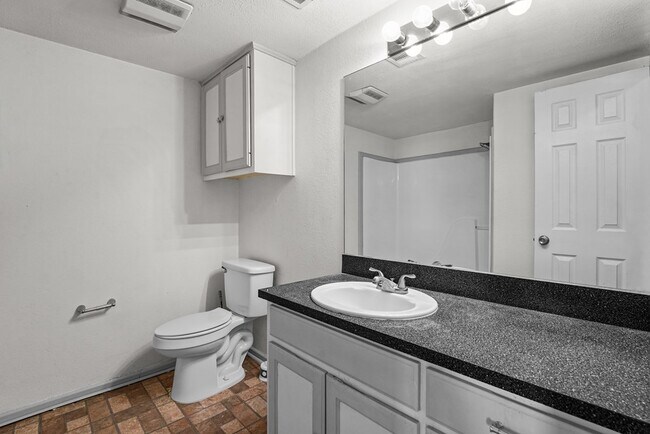 Building Photo - 1728 Linda Ave