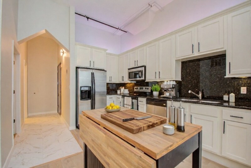 Building Photo - 705 Main St