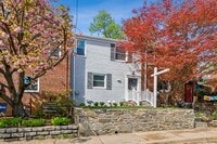 Building Photo - Charming 3 Bed 2.5 Bath Interior Townhome ...