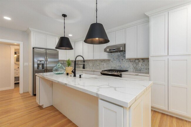 Building Photo - Beautiful Historic Home Meets Modern Luxury in San Leandro