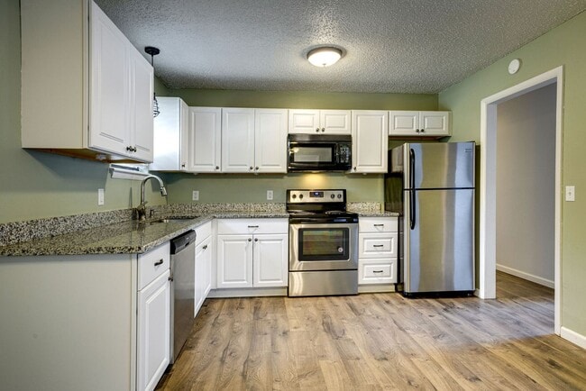 Building Photo - Newly Updated Home Just Minutes From Downt...