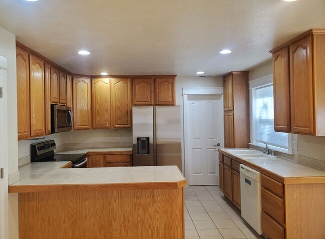 Building Photo - Beautiful large house in the South Hills!