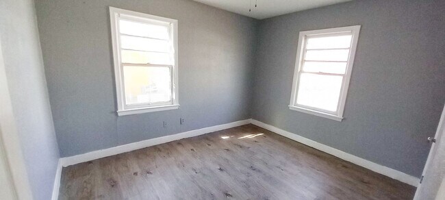 Building Photo - Handyman Special $0 First Month's Rent / “You fix, you SAVE BIG!!” Contact Mayshell for details: ...