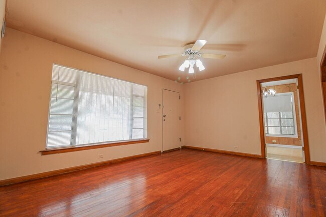 Building Photo - 1327 Vanderbilt St