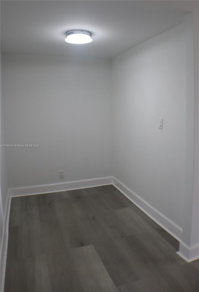 Building Photo - 3301 N Country Club Dr