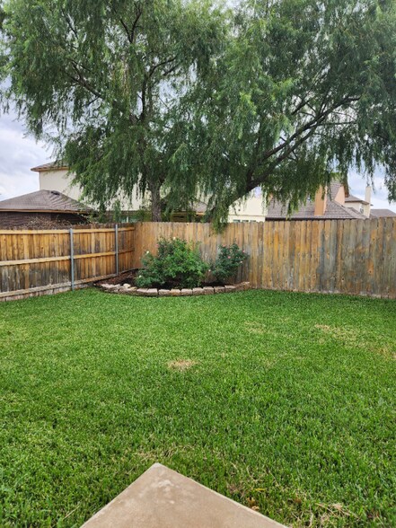 Building Photo - 5502 Red Pine Dr