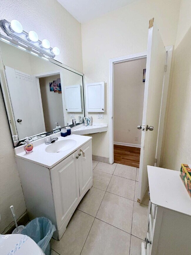 Building Photo - "Charming 4-Bed Oasis with 2 Baths in Prime West Palm Beach Location – 1560 Sq Ft of Comfort!"