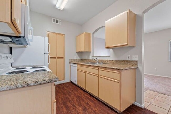 Building Photo - Fabulous Downstairs Condo at Silver Creek!