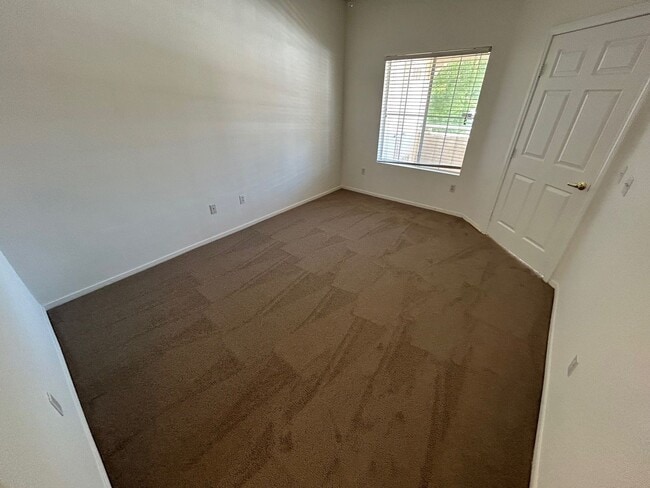 Building Photo - SPACIOUS 2 BEDROOM, 2 BATHROOM UPSTAIRS CO...