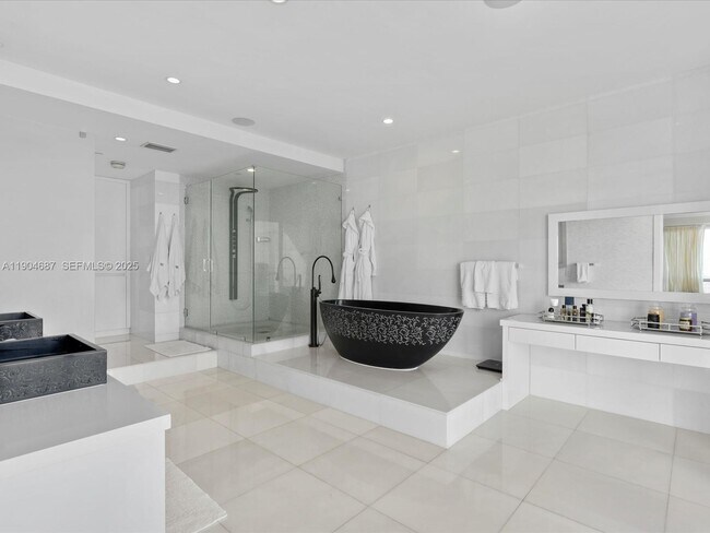 Building Photo - 1425 Brickell Ave