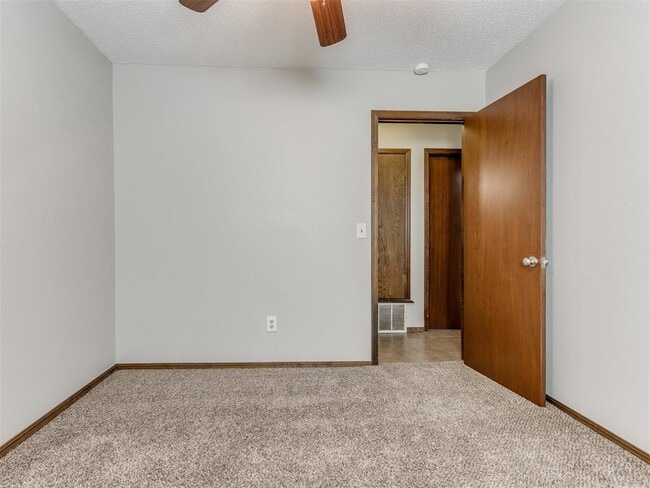 Building Photo - 822 Russell Cir