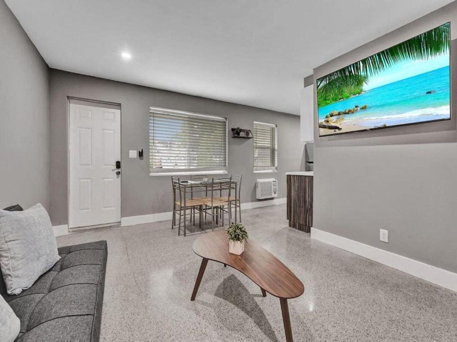 Building Photo - 906 N Riverside Dr