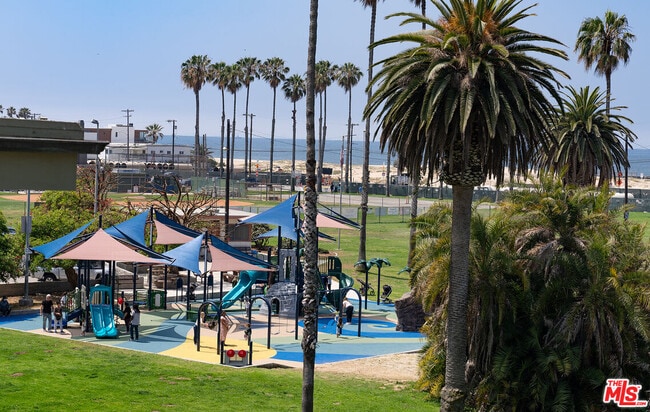 Building Photo - 6623 Esplanade