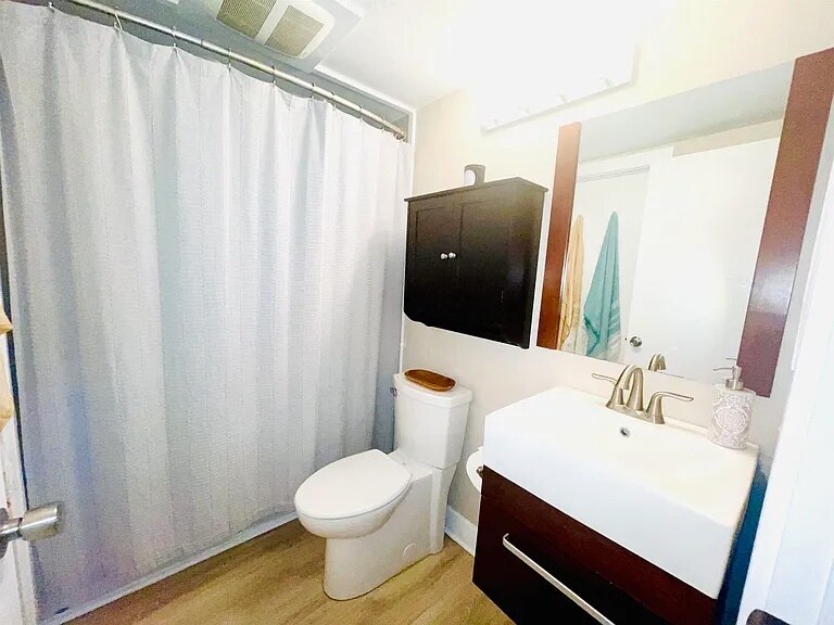 Full size tub, shower and second toilet - 140 Uwapo Rd