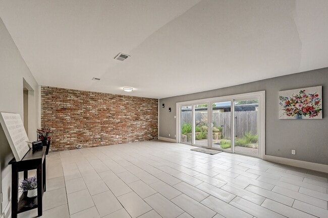 Building Photo - 13194 Trail Hollow Dr