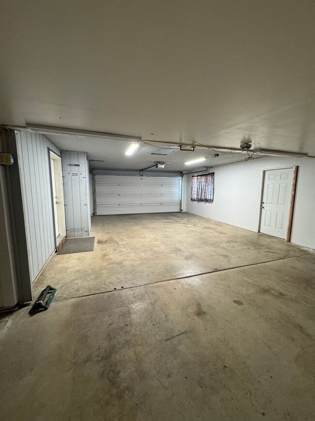 Building Photo - Canyonville 3 Bedroom 2 Bath with Garage a...