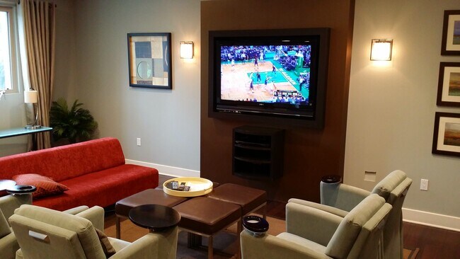 Building Photo - 931 E Walnut St