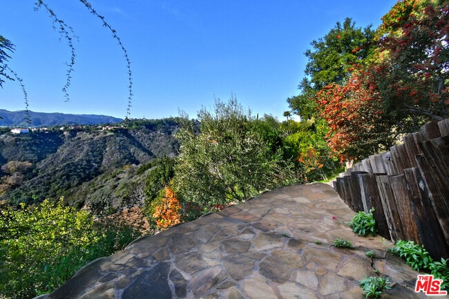 Building Photo - 2145 Linda Flora Dr