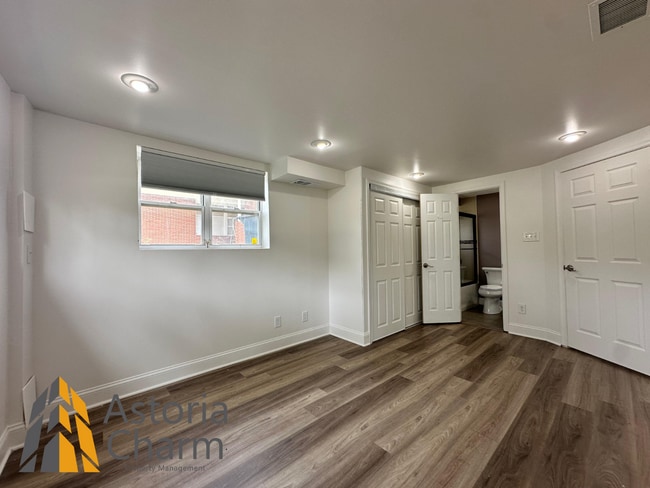 Building Photo - Spacious 4 Bedroom + Den Home with Private...