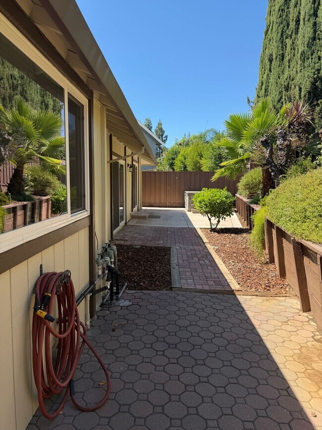 Building Photo - 5447 Anselmo Ct