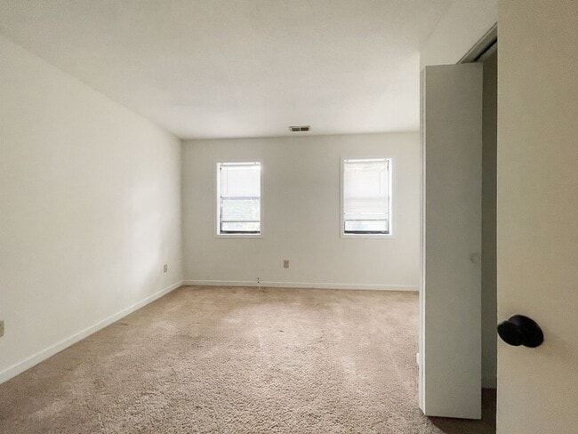 Building Photo - Cozy Two Bedroom Townhouse
