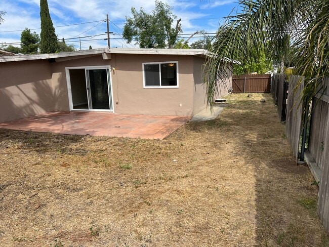 Building Photo - Updated 3BR/2BA home w/yard and garage in ...
