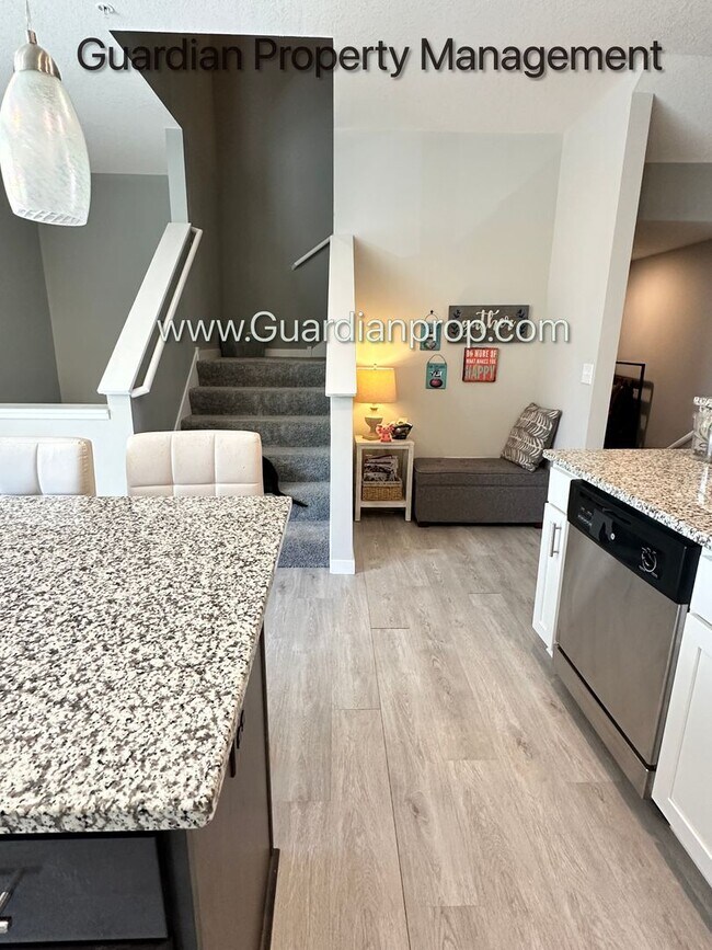 Building Photo - Champlin Town Home, Fireplace, 2 Car Garag...