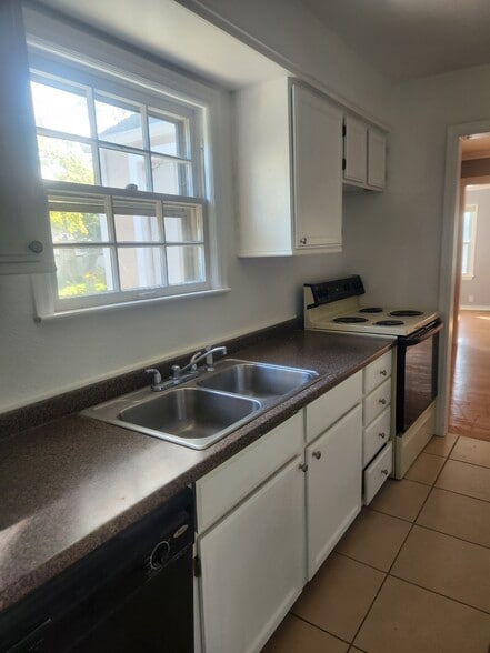 Building Photo - 5928 Fontana St