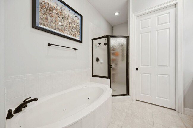 Building Photo - WALK TO THE BEACH!