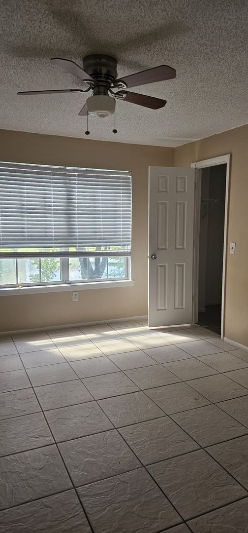 Building Photo - 2 bedroom 1 bath condo Near the Loop