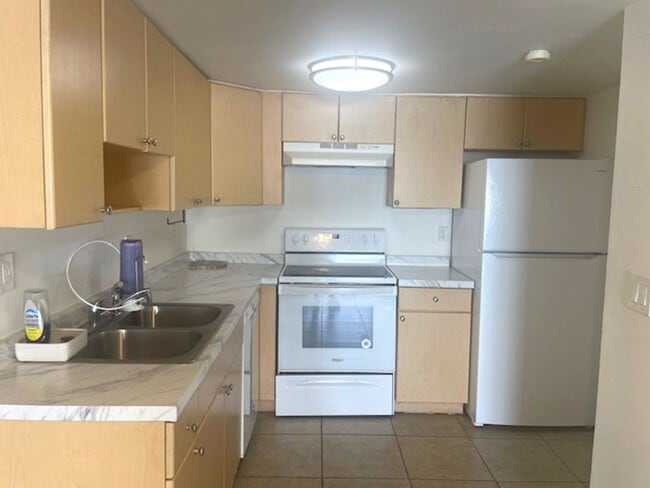 Building Photo - Spacious 3BR/2BA Condo Near Siesta Key Beach – Amenities Included!