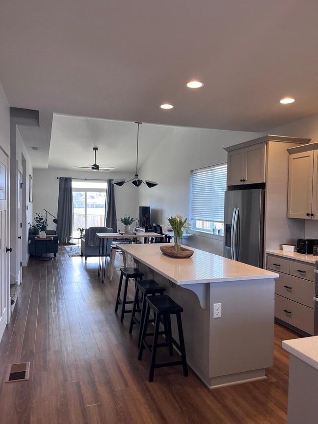 Building Photo - 990 NE Samson St