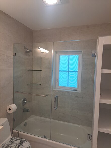 Full bath with tub - 912 NE 81st St