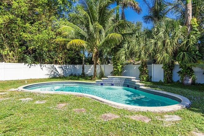 Building Photo - 936 NE 26th Ave