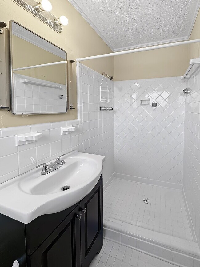 Building Photo - Newly Remodeled Home in the Heart of Gainesville – Available Now!