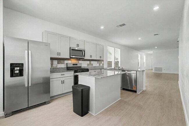 Building Photo - 511 Louis Ln