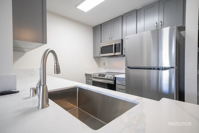 Building Photo - MOVE IN READY! 2/1.5/2 Renovated Unit, Cen...
