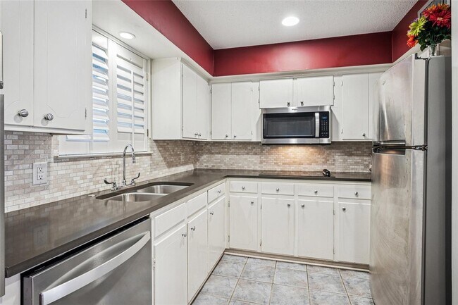 Building Photo - 6037 Sandhurst Ln