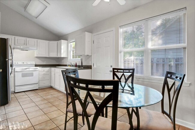 Building Photo - *** Promotion -- Start lease by January 1 and receive $500 off first months rent!! 3 Bedroom Home...