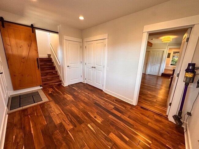 Building Photo - Charming West Seattle Home with Views of P...