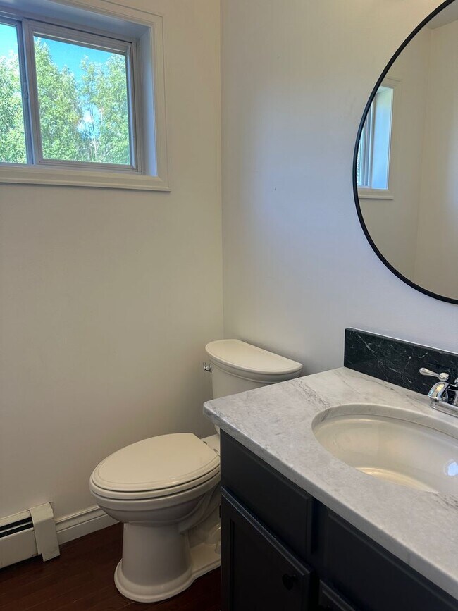 Building Photo - 850 Mountain View Dr