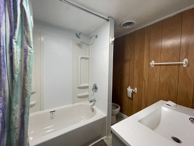 Building Photo - FOR RENT 3 Bedroom, 1 Bath Home in Laurel Lakes, NJ $1570