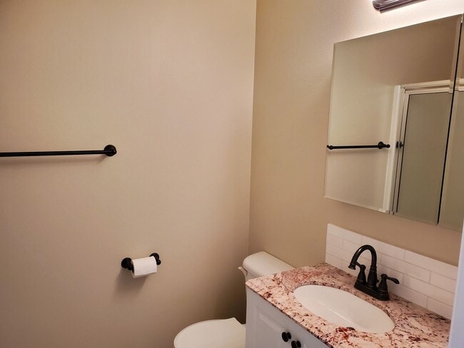 Building Photo - 3 Bd., 2.5 Ba. home in NE Bellingham near ...