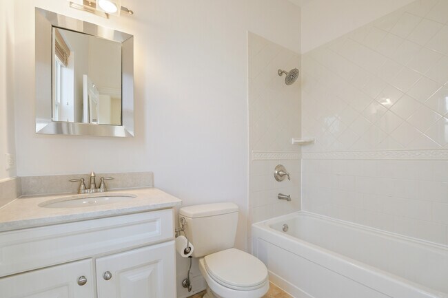 Building Photo - 920 S Claremont Ave