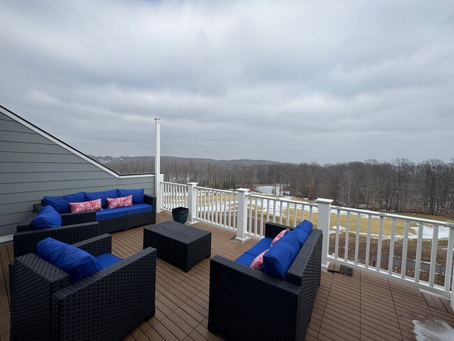 Building Photo - Fantastic 4 Bed 3.5 Bath End Unit Townhome In Potomac Shores Town Center