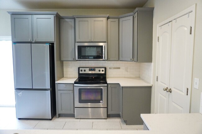 Building Photo - Beacon Hill, 3 Bedroom, 2 Bathroom, 2017 Build, ***Solar Panels, Utilities Average $40 per month***